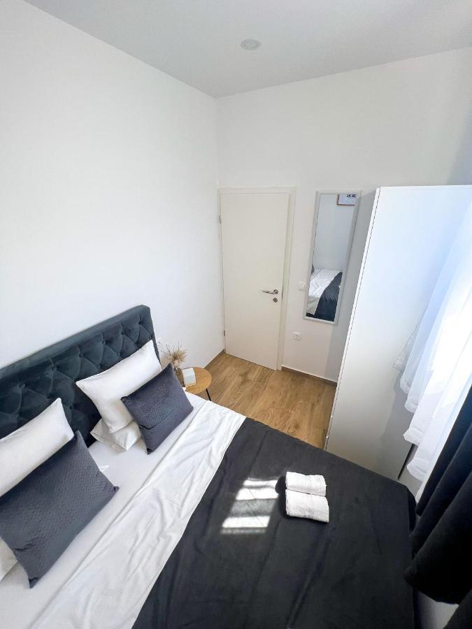 Ana, Apartament